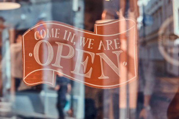 Quelles options de personnalisation sont disponibles pour les plaques signalétiques de maison ou d'hôtel?